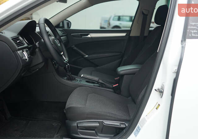 Білий Фольксваген Пассат, об'ємом двигуна 1.8 л та пробігом 204 тис. км за 12000 $, фото 15 на Automoto.ua