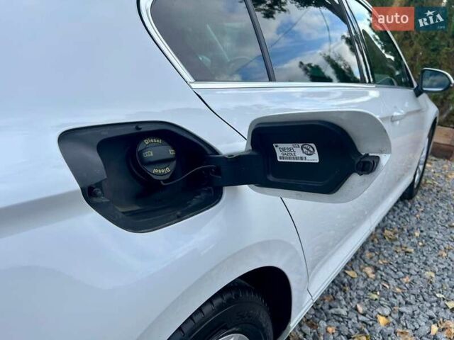 Белый Фольксваген Пассат, объемом двигателя 1.97 л и пробегом 240 тыс. км за 17900 $, фото 71 на Automoto.ua