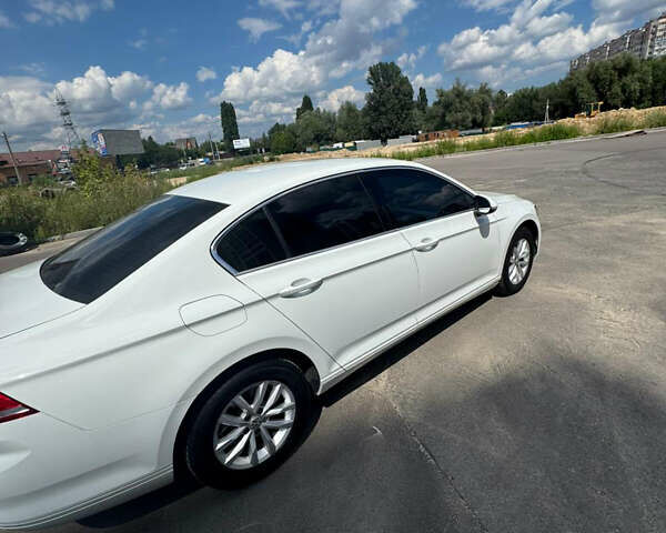 Белый Фольксваген Пассат, объемом двигателя 1.8 л и пробегом 106 тыс. км за 18599 $, фото 2 на Automoto.ua