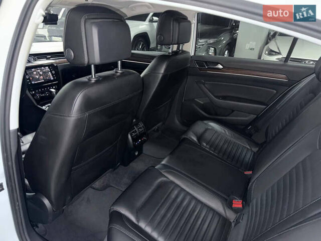 Белый Фольксваген Пассат, объемом двигателя 2 л и пробегом 140 тыс. км за 26000 $, фото 24 на Automoto.ua