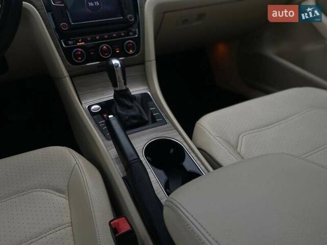 Белый Фольксваген Пассат, объемом двигателя 1.8 л и пробегом 167 тыс. км за 13990 $, фото 47 на Automoto.ua