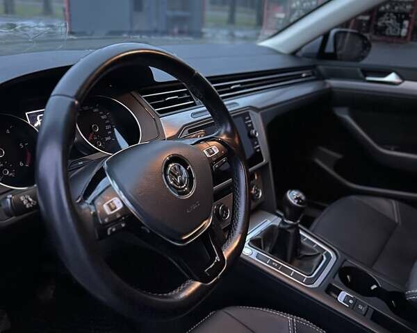 Белый Фольксваген Пассат, объемом двигателя 1.6 л и пробегом 230 тыс. км за 16000 $, фото 12 на Automoto.ua