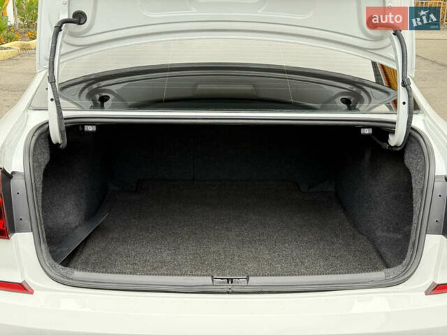 Белый Фольксваген Пассат, объемом двигателя 1.8 л и пробегом 57 тыс. км за 11299 $, фото 11 на Automoto.ua