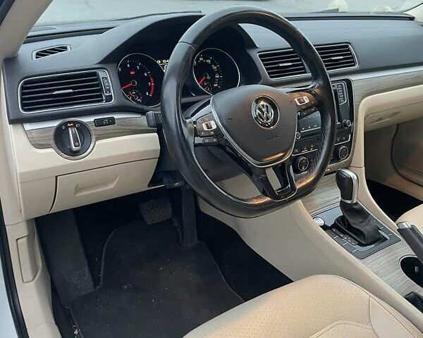 Білий Фольксваген Пассат, об'ємом двигуна 1.8 л та пробігом 181 тис. км за 14000 $, фото 5 на Automoto.ua