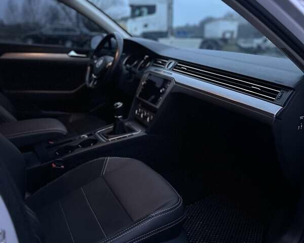 Белый Фольксваген Пассат, объемом двигателя 1.6 л и пробегом 230 тыс. км за 16000 $, фото 19 на Automoto.ua