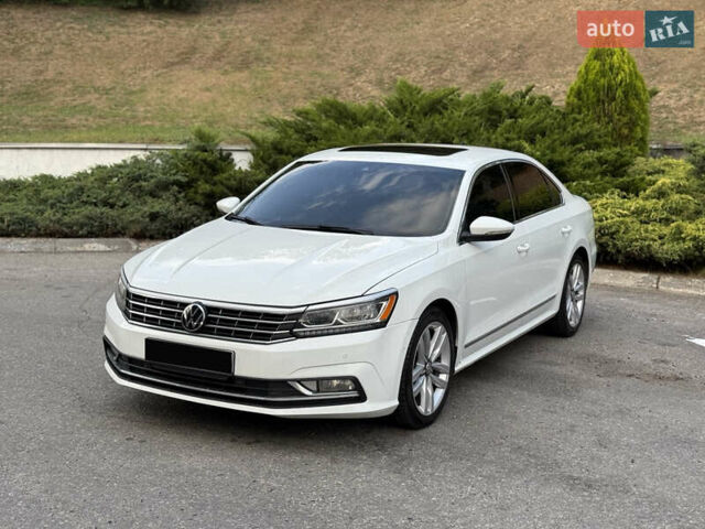 Білий Фольксваген Пассат, об'ємом двигуна 3.6 л та пробігом 136 тис. км за 17500 $, фото 2 на Automoto.ua