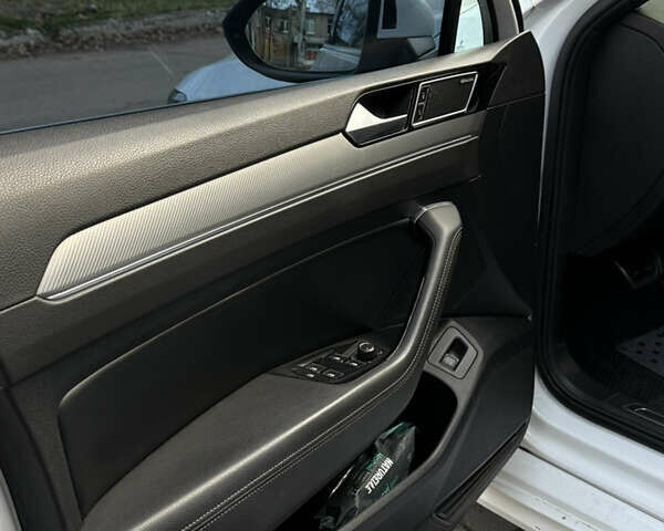 Белый Фольксваген Пассат, объемом двигателя 1.97 л и пробегом 375 тыс. км за 23500 $, фото 17 на Automoto.ua