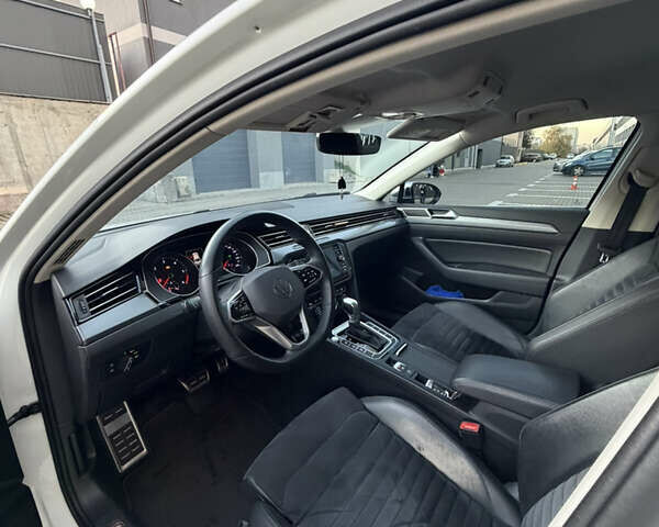 Белый Фольксваген Пассат, объемом двигателя 1.97 л и пробегом 260 тыс. км за 17750 $, фото 6 на Automoto.ua