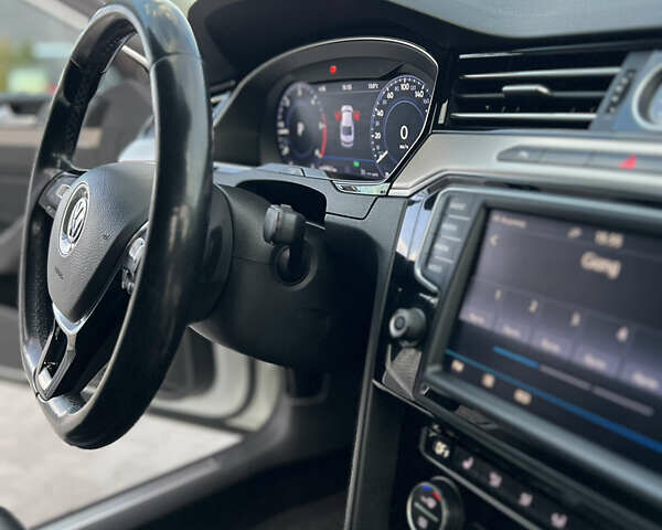 Белый Фольксваген Пассат, объемом двигателя 2 л и пробегом 320 тыс. км за 16900 $, фото 10 на Automoto.ua