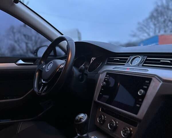 Белый Фольксваген Пассат, объемом двигателя 1.6 л и пробегом 230 тыс. км за 16000 $, фото 17 на Automoto.ua