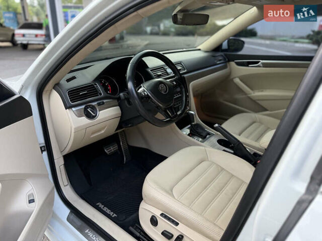 Білий Фольксваген Пассат, об'ємом двигуна 3.6 л та пробігом 136 тис. км за 17500 $, фото 9 на Automoto.ua