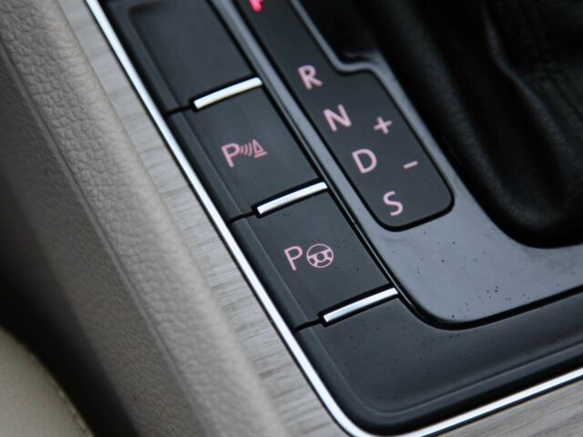 Белый Фольксваген Пассат, объемом двигателя 3.6 л и пробегом 136 тыс. км за 15500 $, фото 19 на Automoto.ua