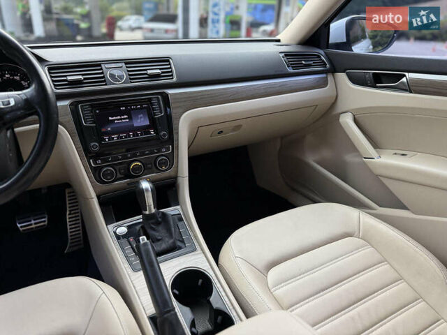 Білий Фольксваген Пассат, об'ємом двигуна 3.6 л та пробігом 136 тис. км за 17500 $, фото 17 на Automoto.ua