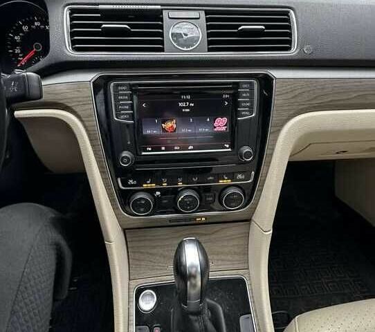 Білий Фольксваген Пассат, об'ємом двигуна 1.8 л та пробігом 132 тис. км за 10000 $, фото 11 на Automoto.ua