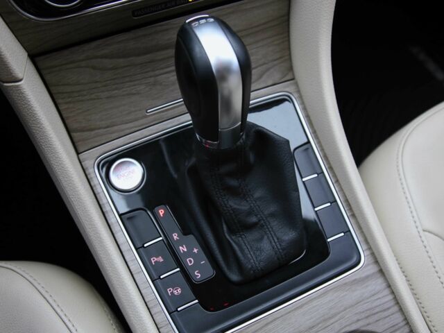 Белый Фольксваген Пассат, объемом двигателя 3.6 л и пробегом 136 тыс. км за 15500 $, фото 17 на Automoto.ua