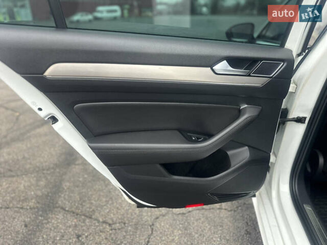 Белый Фольксваген Пассат, объемом двигателя 1.97 л и пробегом 178 тыс. км за 18900 $, фото 10 на Automoto.ua