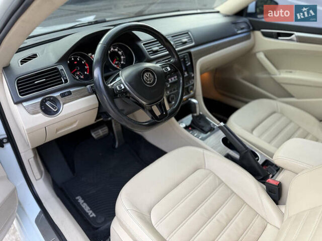 Білий Фольксваген Пассат, об'ємом двигуна 3.6 л та пробігом 136 тис. км за 17500 $, фото 8 на Automoto.ua