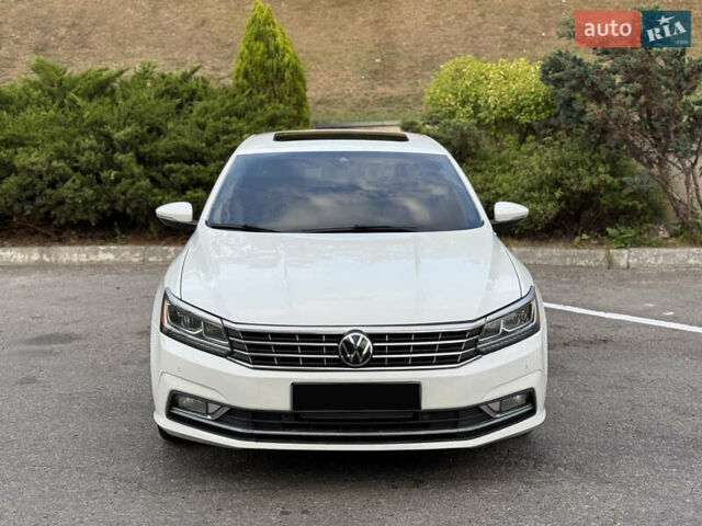 Білий Фольксваген Пассат, об'ємом двигуна 3.6 л та пробігом 136 тис. км за 17500 $, фото 1 на Automoto.ua