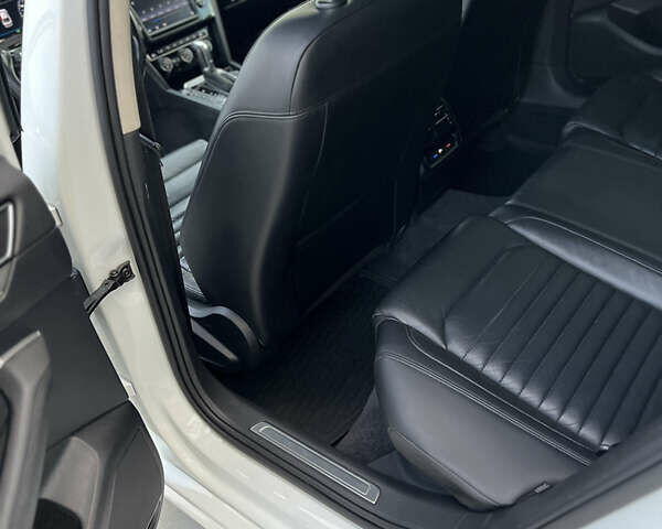 Белый Фольксваген Пассат, объемом двигателя 2 л и пробегом 320 тыс. км за 16900 $, фото 12 на Automoto.ua