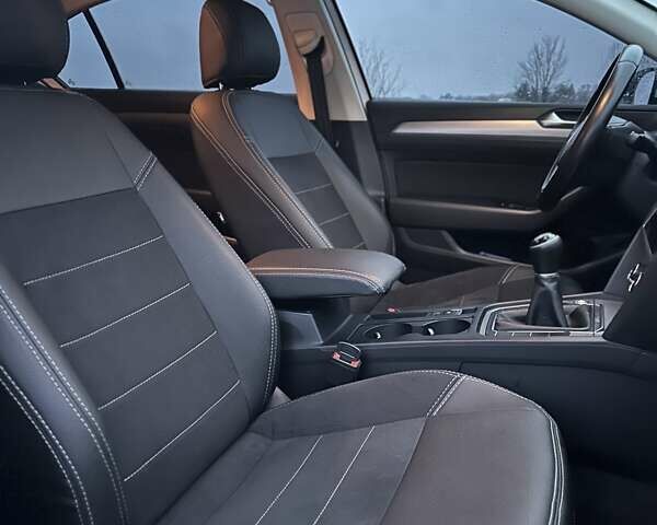 Белый Фольксваген Пассат, объемом двигателя 1.6 л и пробегом 230 тыс. км за 16000 $, фото 15 на Automoto.ua