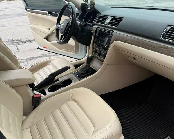 Белый Фольксваген Пассат, объемом двигателя 1.8 л и пробегом 108 тыс. км за 17500 $, фото 4 на Automoto.ua