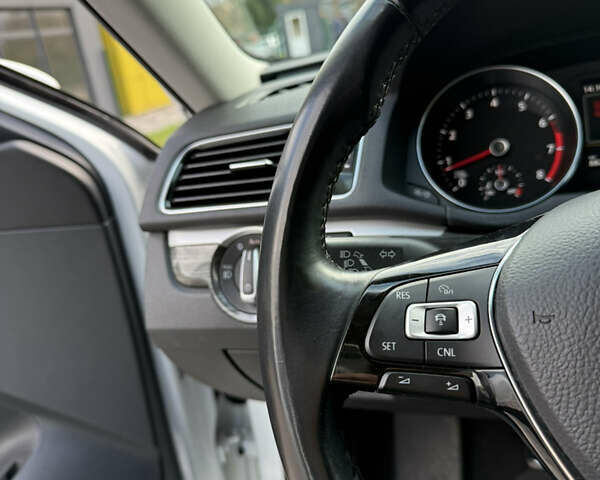 Фольксваген Пассат 2017 в Львове на Automoto.ua Белый Фольксваген Пассат, объемом двигателя 2 л и пробегом 88 тыс. км за 15900 $, фото 18 на Automoto.ua