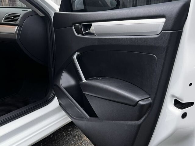 Белый Фольксваген Пассат, объемом двигателя 1.8 л и пробегом 185 тыс. км за 13000 $, фото 13 на Automoto.ua