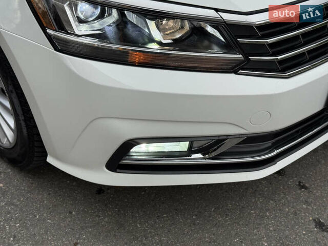 Белый Фольксваген Пассат, объемом двигателя 1.8 л и пробегом 57 тыс. км за 11299 $, фото 30 на Automoto.ua