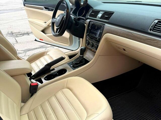 Білий Фольксваген Пассат, об'ємом двигуна 1.8 л та пробігом 108 тис. км за 17500 $, фото 6 на Automoto.ua