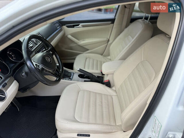 Білий Фольксваген Пассат, об'ємом двигуна 3.6 л та пробігом 136 тис. км за 17500 $, фото 10 на Automoto.ua