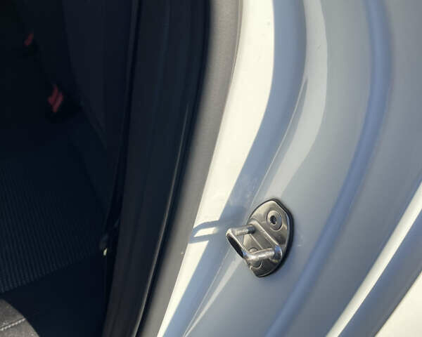 Белый Фольксваген Пассат, объемом двигателя 2 л и пробегом 132 тыс. км за 13200 $, фото 17 на Automoto.ua