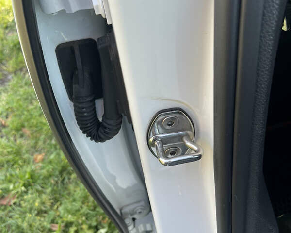 Белый Фольксваген Пассат, объемом двигателя 2 л и пробегом 132 тыс. км за 13200 $, фото 28 на Automoto.ua