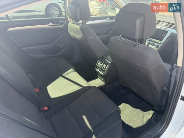 Белый Фольксваген Пассат, объемом двигателя 1.97 л и пробегом 335 тыс. км за 19500 $, фото 1 на Automoto.ua