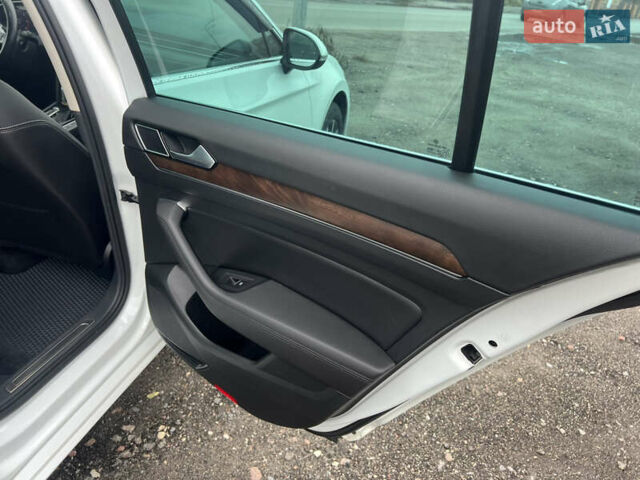 Белый Фольксваген Пассат, объемом двигателя 2 л и пробегом 120 тыс. км за 22000 $, фото 25 на Automoto.ua