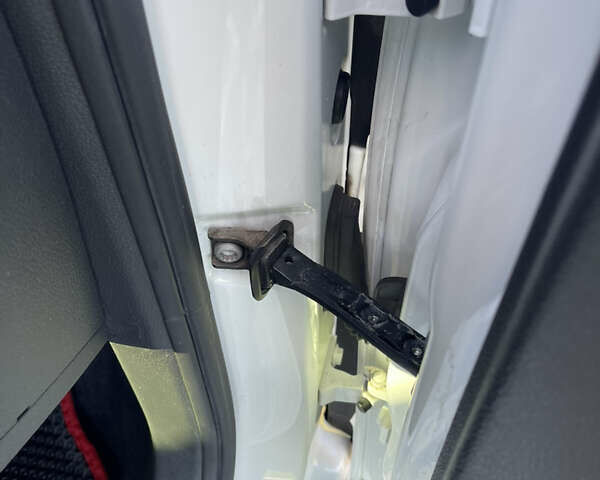 Белый Фольксваген Пассат, объемом двигателя 2 л и пробегом 132 тыс. км за 13200 $, фото 27 на Automoto.ua