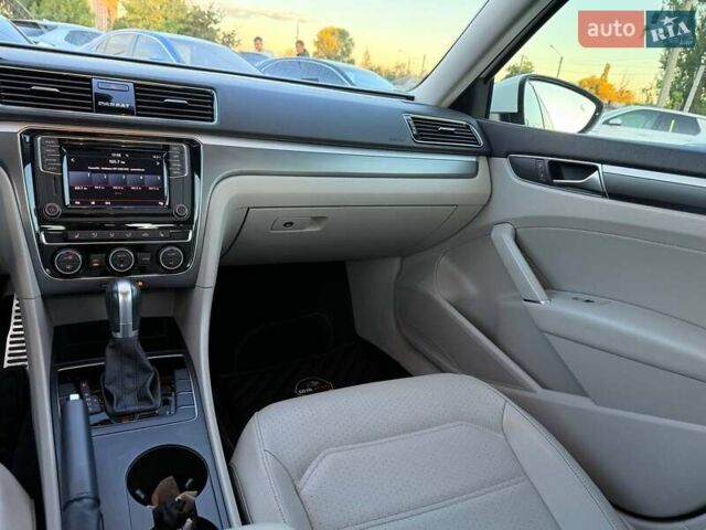 Білий Фольксваген Пассат, об'ємом двигуна 2 л та пробігом 145 тис. км за 18500 $, фото 25 на Automoto.ua