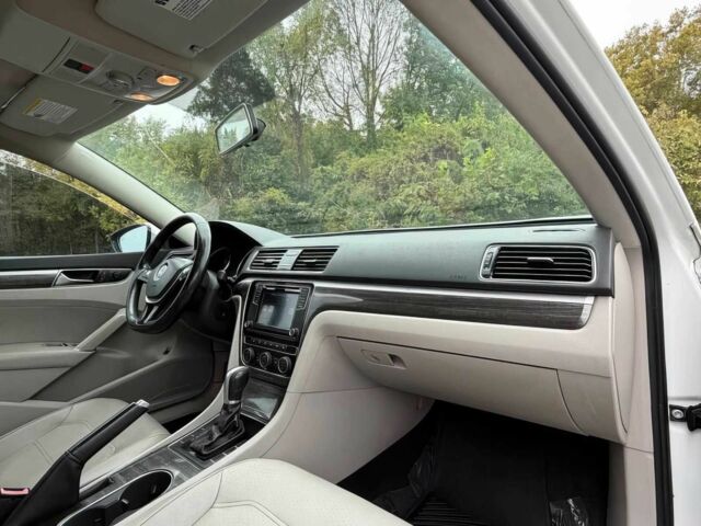 Фольксваген Пассат 2018 в Львове на Automoto.ua Белый Фольксваген Пассат, объемом двигателя 2 л и пробегом 48 тыс. км за 11300 $, фото 8 на Automoto.ua