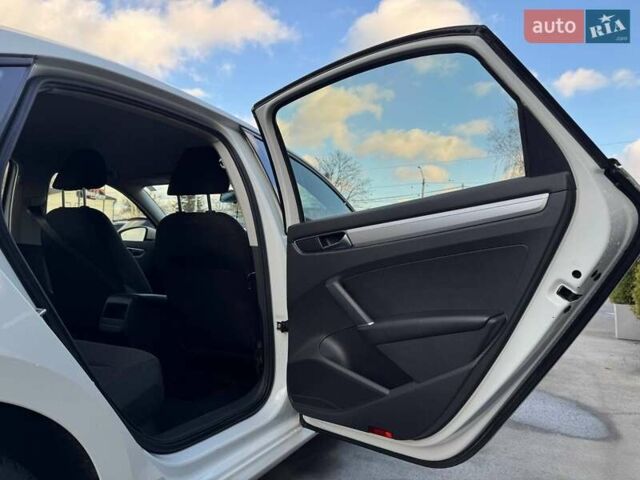 Белый Фольксваген Пассат, объемом двигателя 2 л и пробегом 90 тыс. км за 12800 $, фото 62 на Automoto.ua