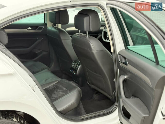 Белый Фольксваген Пассат, объемом двигателя 2 л и пробегом 198 тыс. км за 18950 $, фото 70 на Automoto.ua