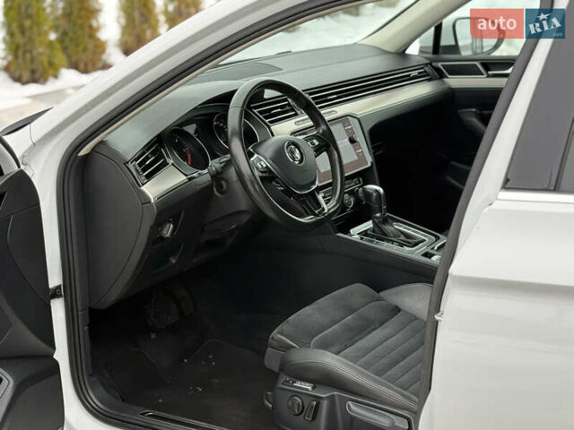 Белый Фольксваген Пассат, объемом двигателя 2 л и пробегом 198 тыс. км за 18950 $, фото 56 на Automoto.ua