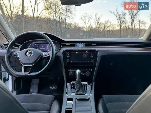 Білий Фольксваген Пассат, об'ємом двигуна 1.8 л та пробігом 170 тис. км за 17500 $, фото 6 на Automoto.ua