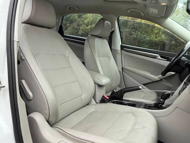 Фольксваген Пассат 2018 в Львове на Automoto.ua Белый Фольксваген Пассат, объемом двигателя 2 л и пробегом 48 тыс. км за 11300 $, фото 7 на Automoto.ua