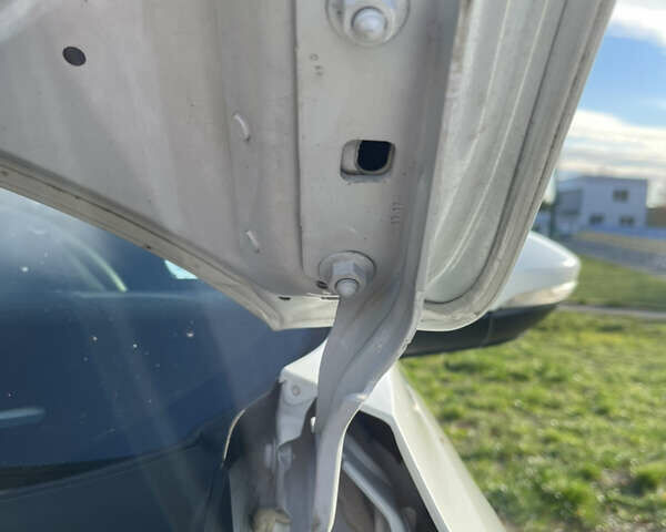 Белый Фольксваген Пассат, объемом двигателя 2 л и пробегом 132 тыс. км за 13200 $, фото 31 на Automoto.ua