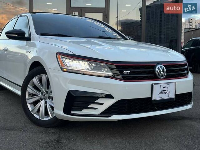Білий Фольксваген Пассат, об'ємом двигуна 3.6 л та пробігом 72 тис. км за 17490 $, фото 1 на Automoto.ua