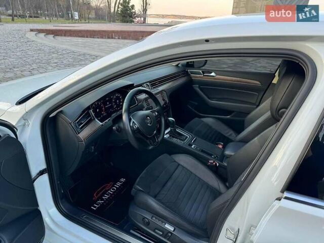 Білий Фольксваген Пассат, об'ємом двигуна 1.8 л та пробігом 170 тис. км за 17500 $, фото 7 на Automoto.ua