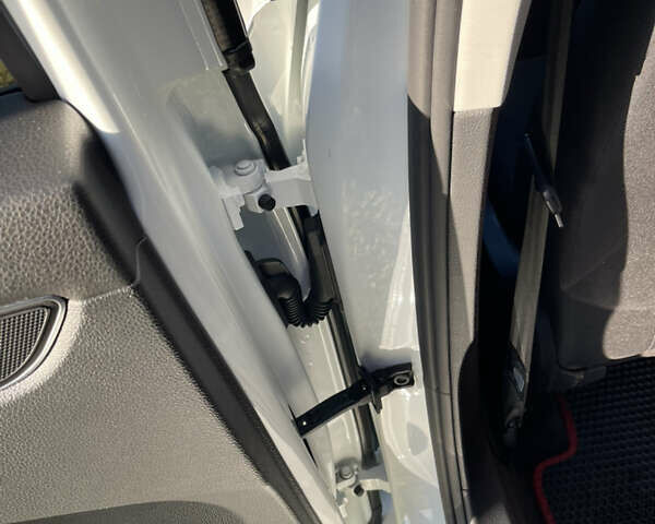 Белый Фольксваген Пассат, объемом двигателя 2 л и пробегом 132 тыс. км за 13200 $, фото 16 на Automoto.ua