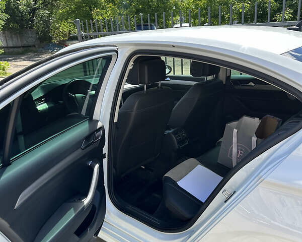 Білий Фольксваген Пассат, об'ємом двигуна 2 л та пробігом 203 тис. км за 21500 $, фото 5 на Automoto.ua