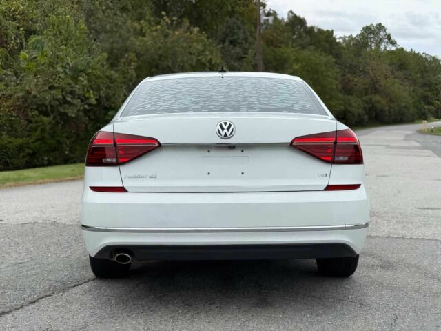 Фольксваген Пассат 2018 в Львове на Automoto.ua Белый Фольксваген Пассат, объемом двигателя 2 л и пробегом 48 тыс. км за 11300 $, фото 4 на Automoto.ua