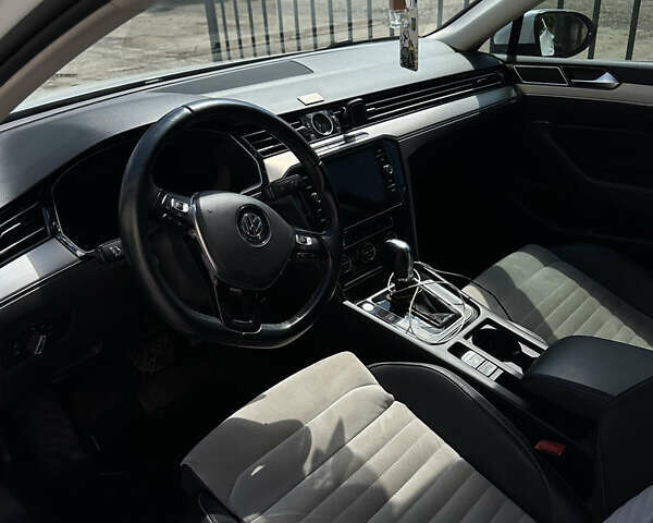 Білий Фольксваген Пассат, об'ємом двигуна 2 л та пробігом 203 тис. км за 21500 $, фото 3 на Automoto.ua