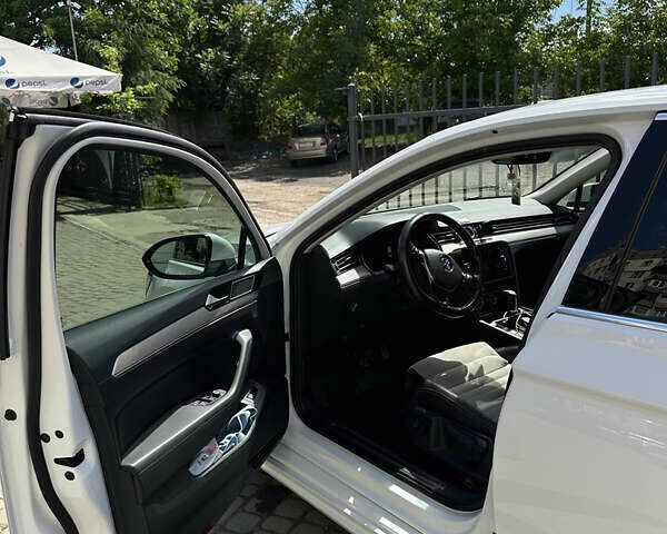 Білий Фольксваген Пассат, об'ємом двигуна 2 л та пробігом 203 тис. км за 21500 $, фото 4 на Automoto.ua